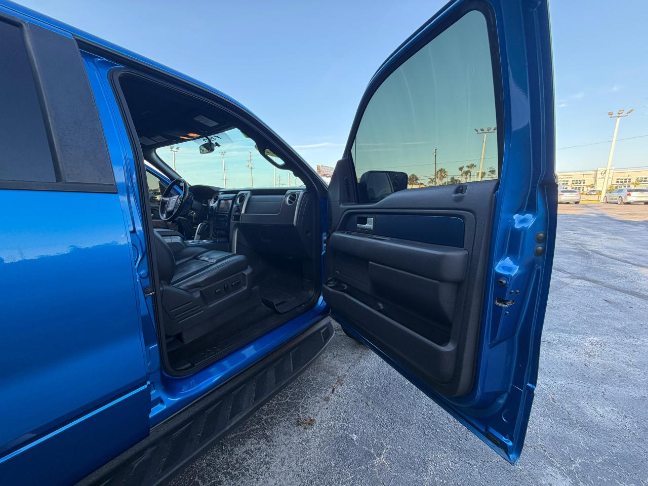 Ford F-150 4WD SuperCrew 145" SVT Raptor 2012