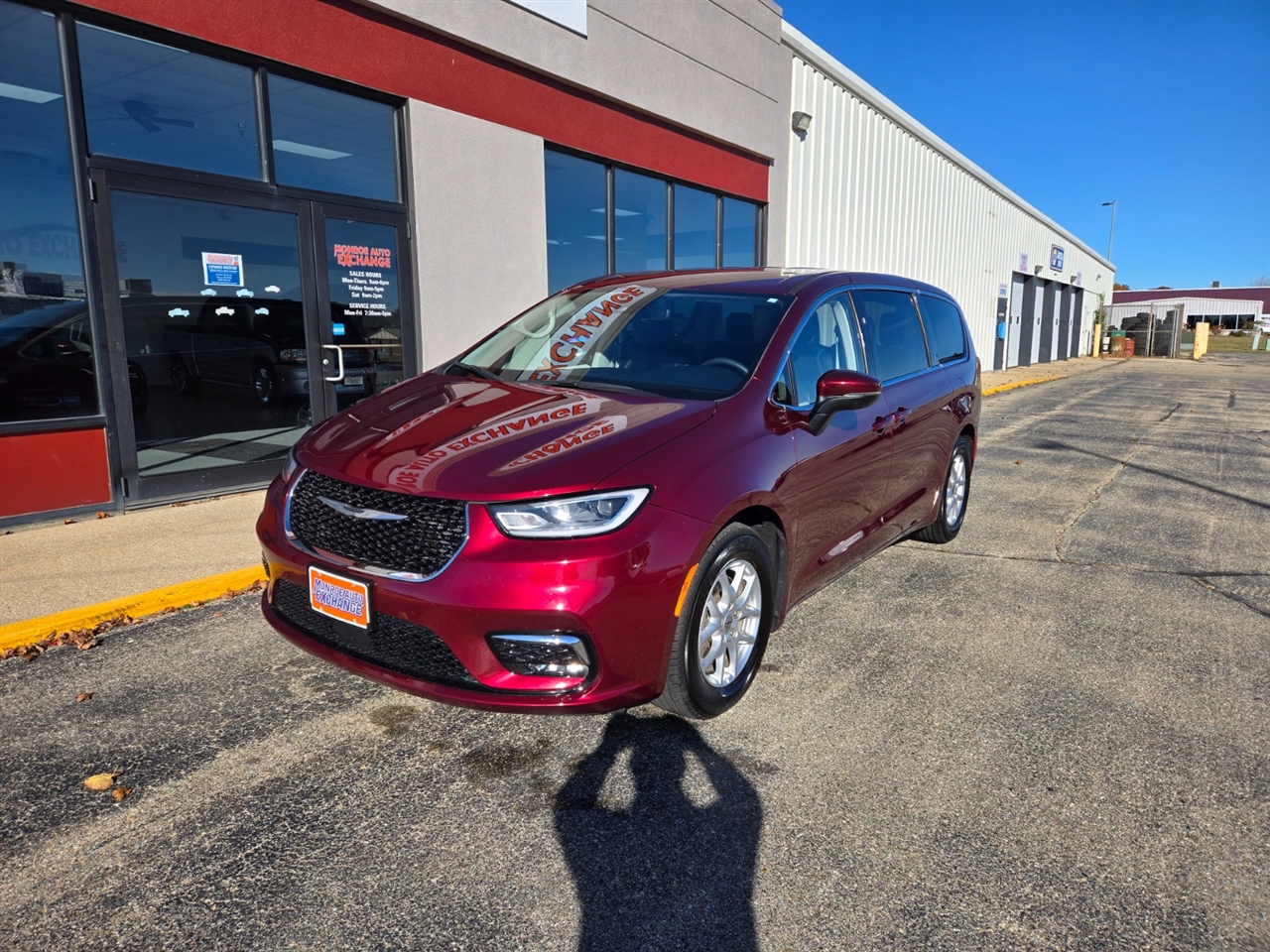 2023 Chrysler Pacifica Touring L photo 2