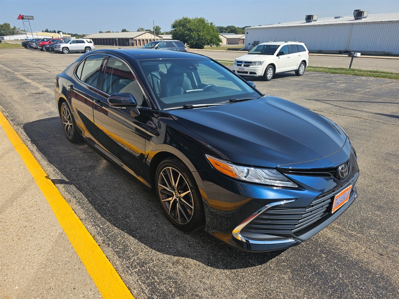 2021 Toyota Camry XLE photo 3