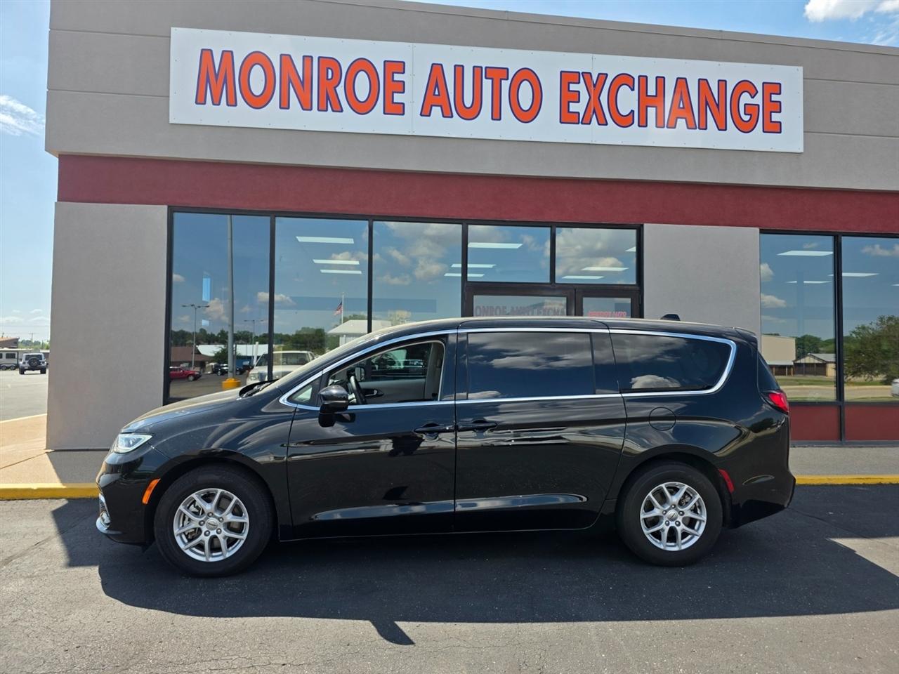 2024 Chrysler Pacifica Touring L's photo