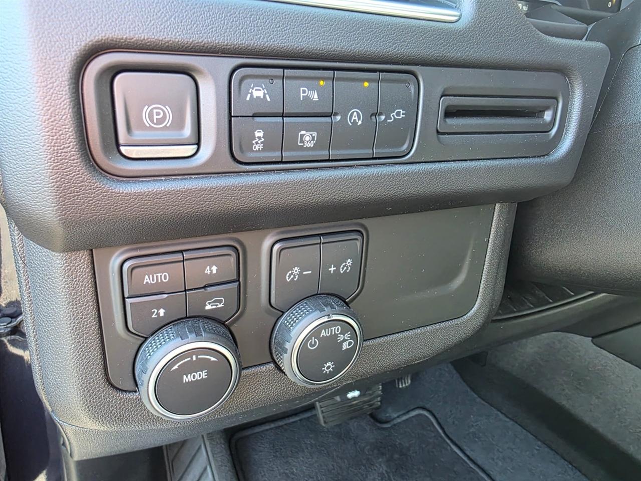 Chevrolet Suburban 4WD 4dr RST 2022