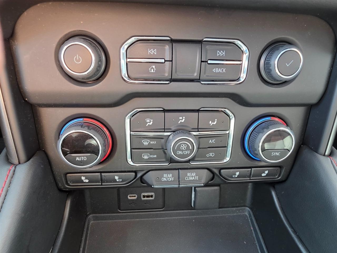 Chevrolet Suburban 4WD 4dr RST 2022