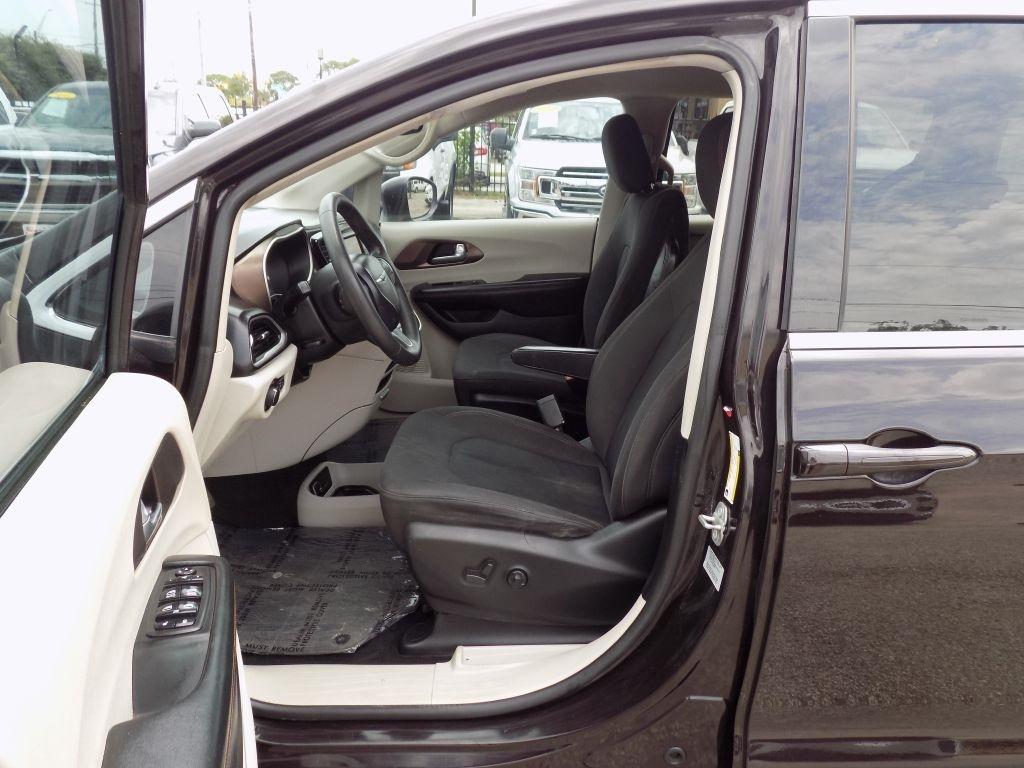Chrysler Pacifica LX 2017