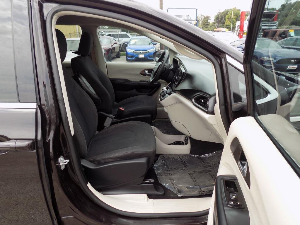 Chrysler Pacifica LX 2017