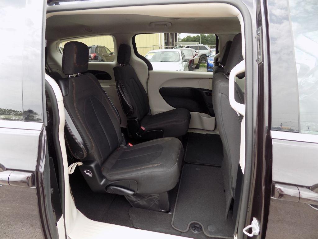 Chrysler Pacifica LX 2017