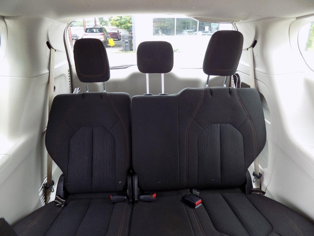 Chrysler Pacifica LX 2017