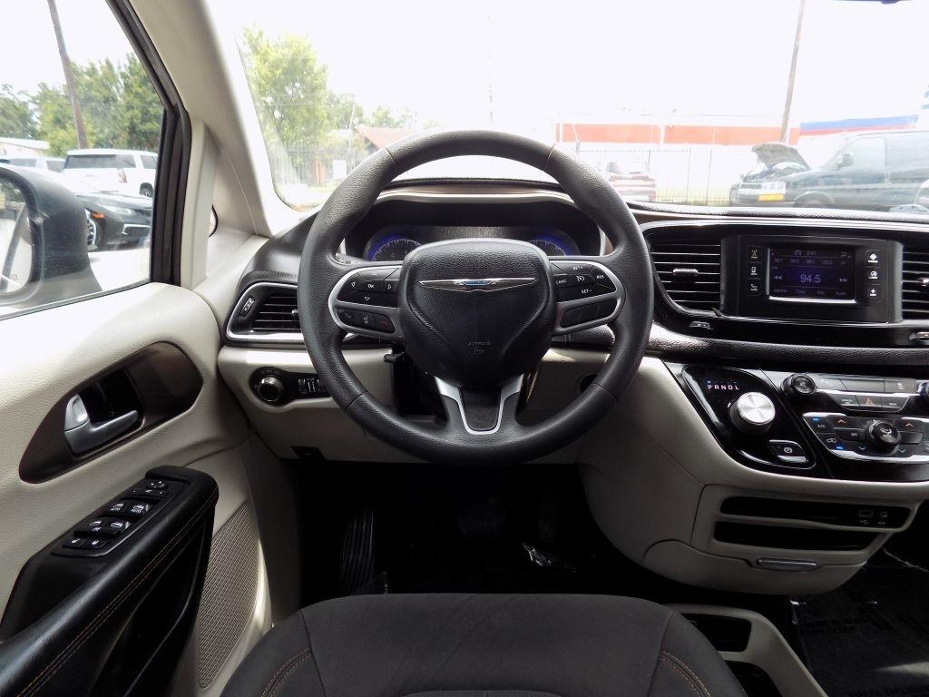 Chrysler Pacifica LX 2017
