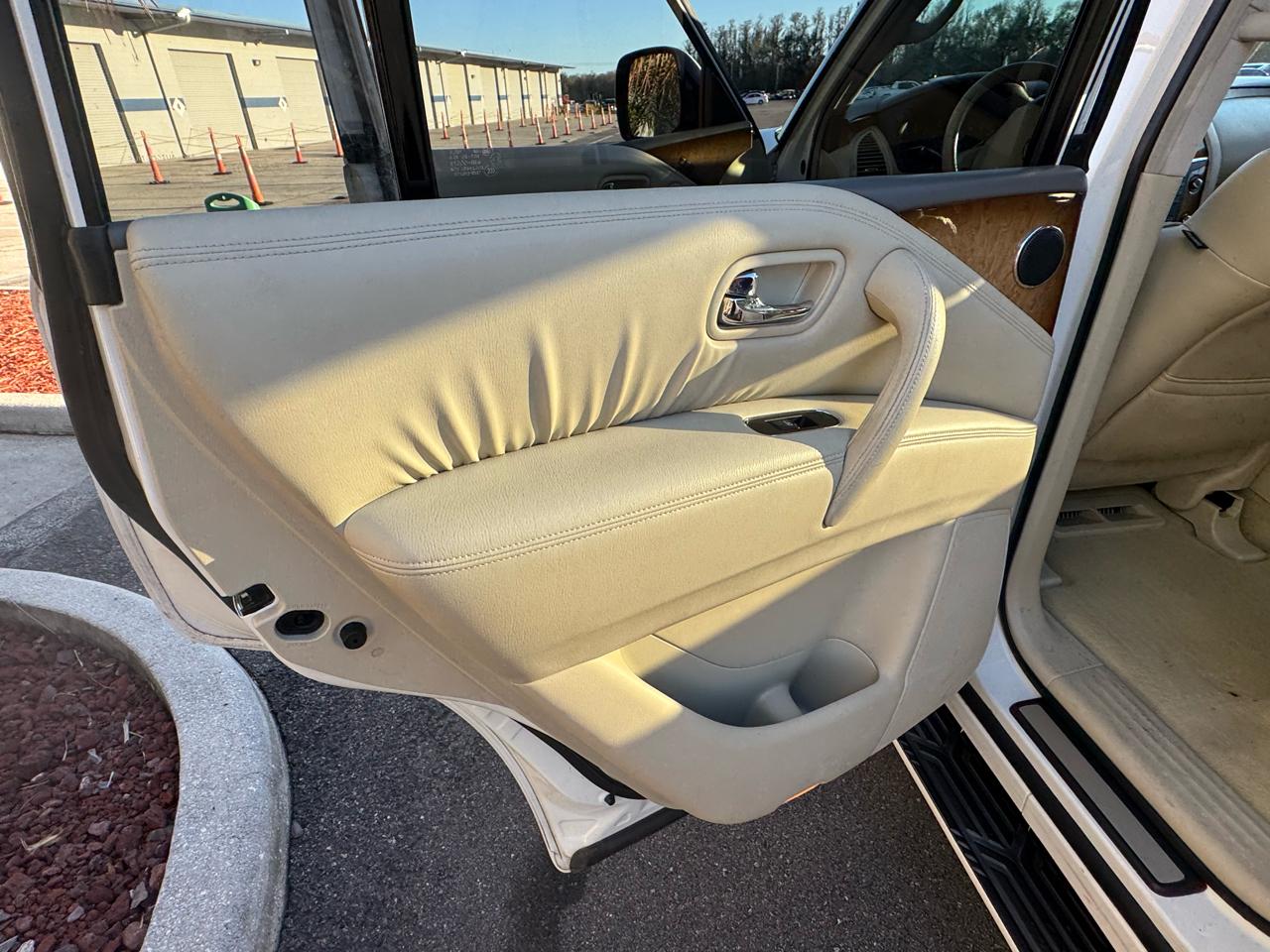 Infiniti QX56 4WD 4dr 7-passenger 2011