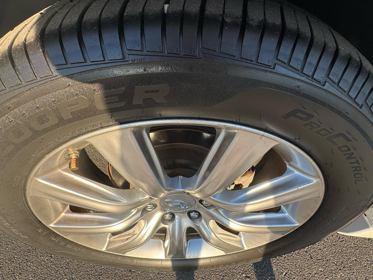 Infiniti QX56 4WD 4dr 7-passenger 2011