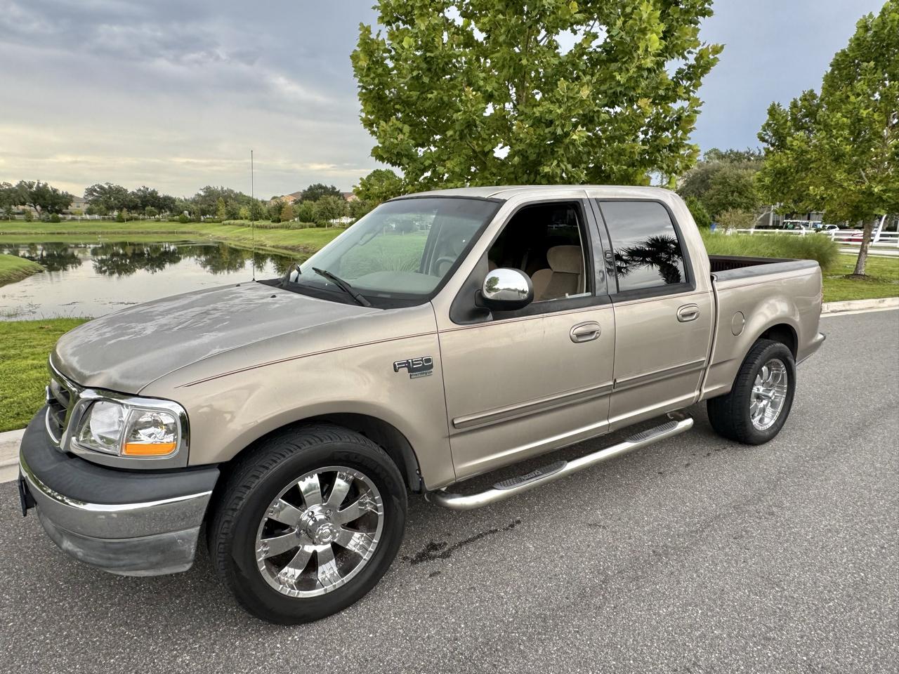 Ford F-150 SuperCrew 139" XLT 2002