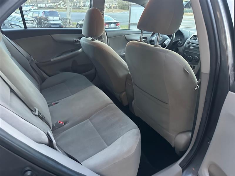 Toyota Corolla Base 4-Speed AT 2011