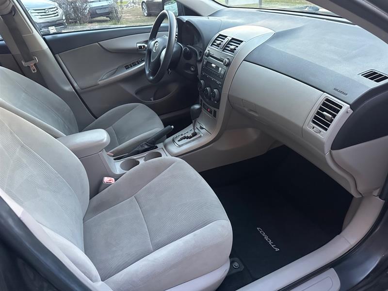 Toyota Corolla Base 4-Speed AT 2011