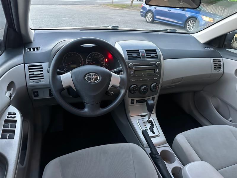 Toyota Corolla Base 4-Speed AT 2011