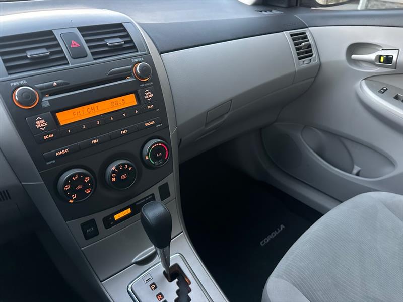 Toyota Corolla Base 4-Speed AT 2011