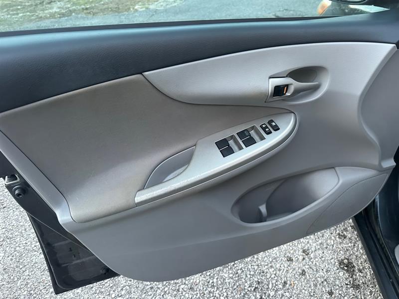 Toyota Corolla Base 4-Speed AT 2011