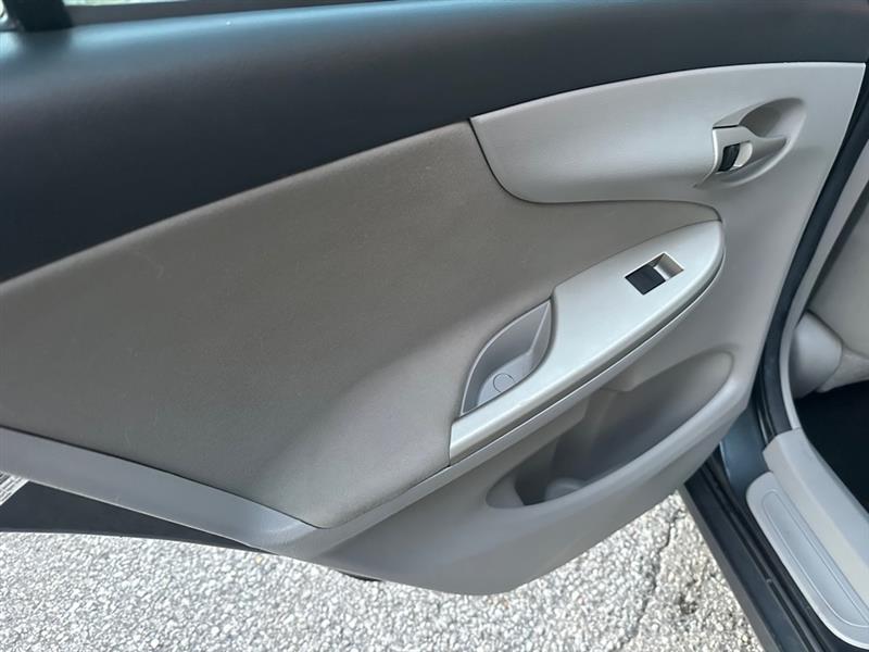 Toyota Corolla Base 4-Speed AT 2011