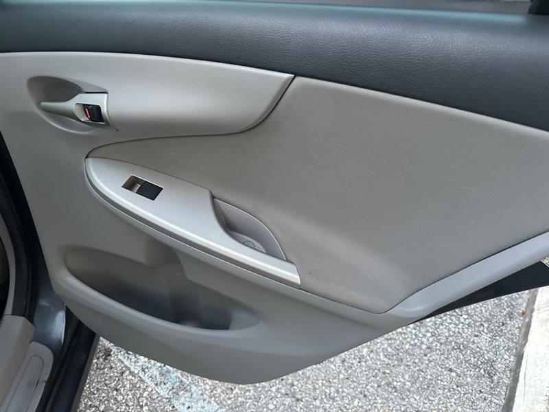 Toyota Corolla Base 4-Speed AT 2011