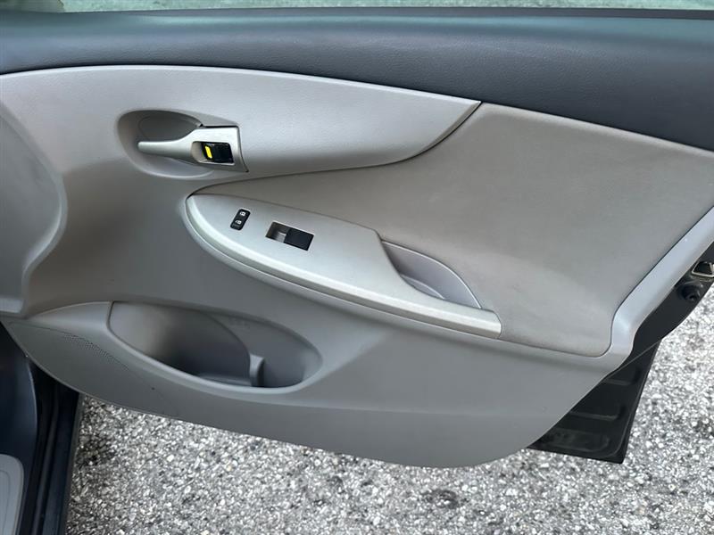 Toyota Corolla Base 4-Speed AT 2011