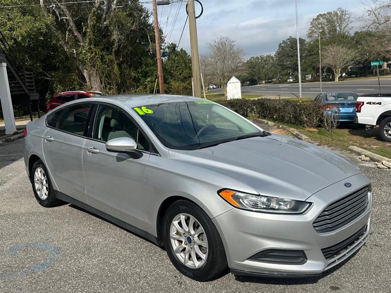 Ford Fusion S 2016