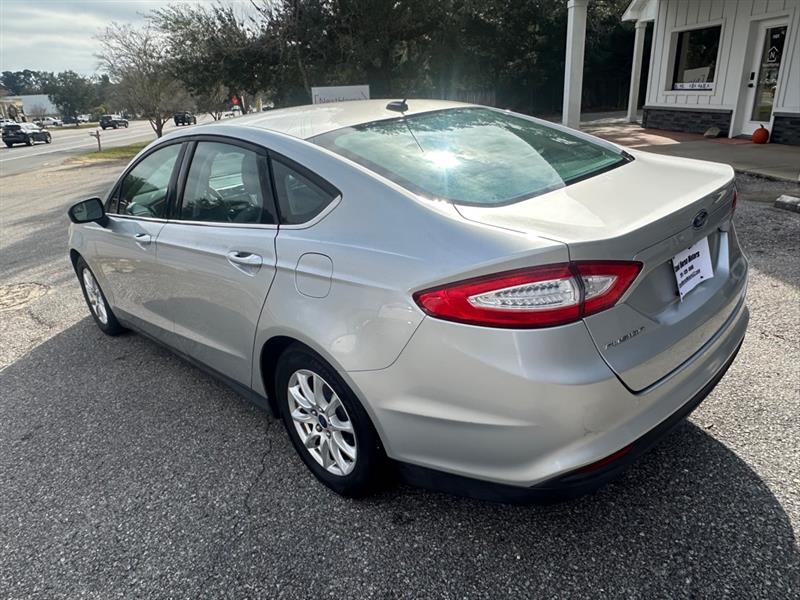 Ford Fusion S 2016