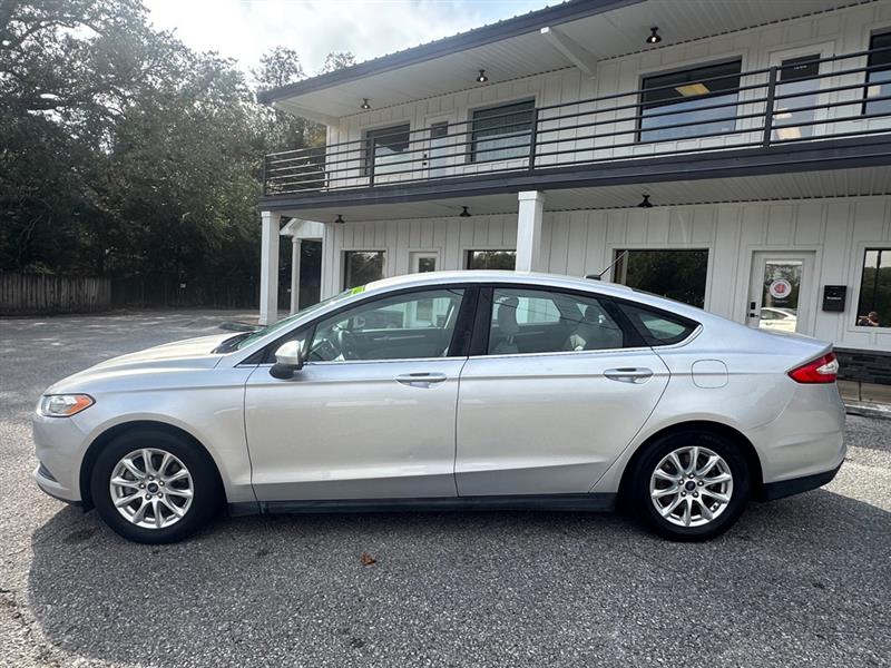 Ford Fusion S 2016
