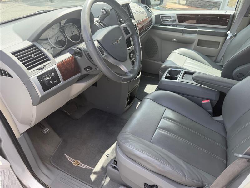 Chrysler Town & Country Touring 2010