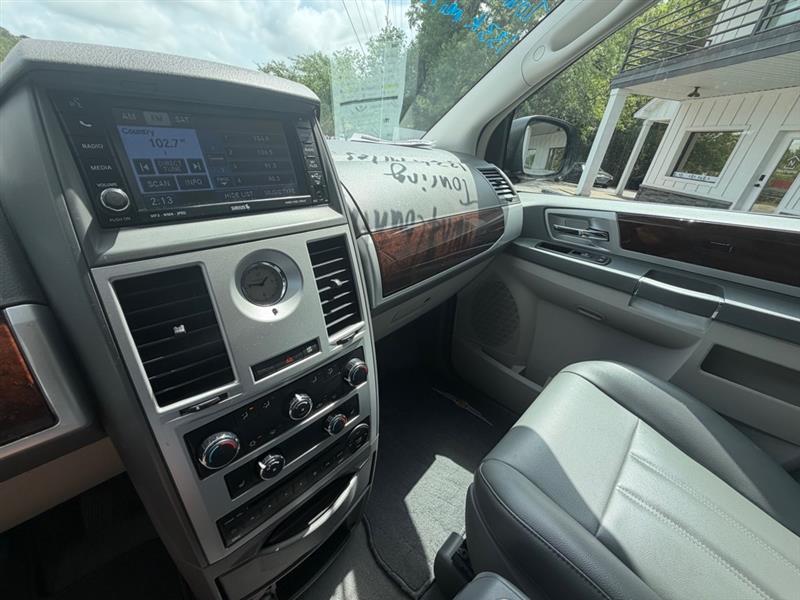 Chrysler Town & Country Touring 2010