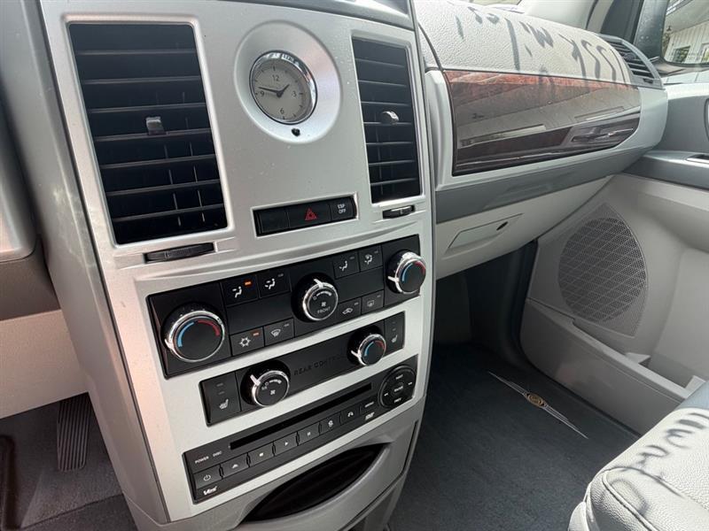 Chrysler Town & Country Touring 2010