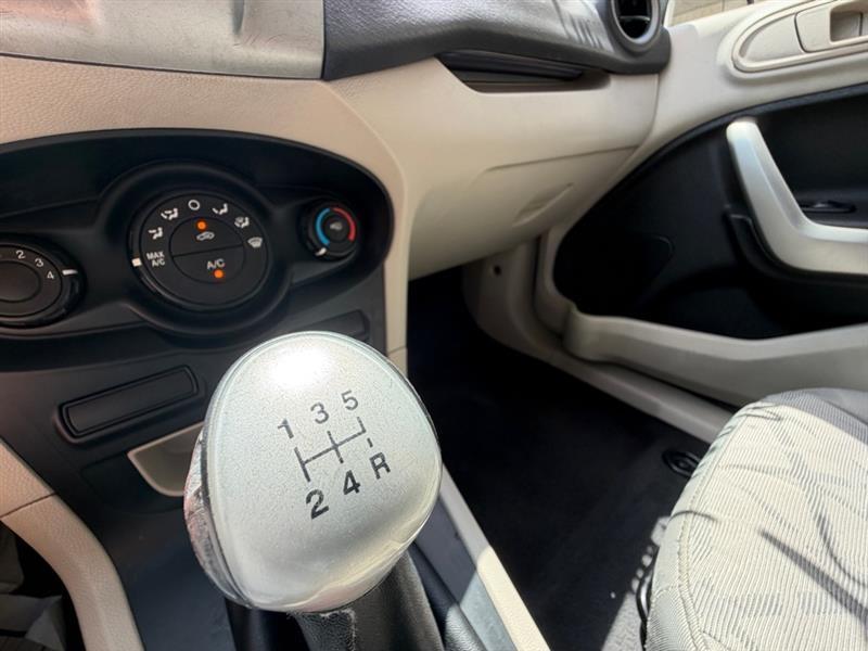 Ford Fiesta SE Sedan 2013