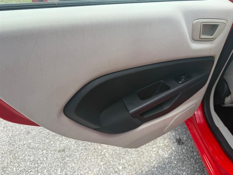 Ford Fiesta SE Sedan 2013