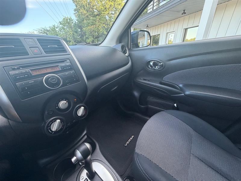 Nissan Versa 1.6 S 5M 2014