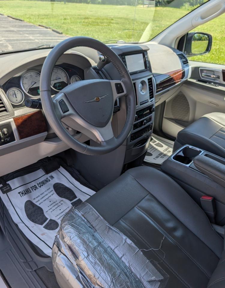 Chrysler Town & Country Touring 2010