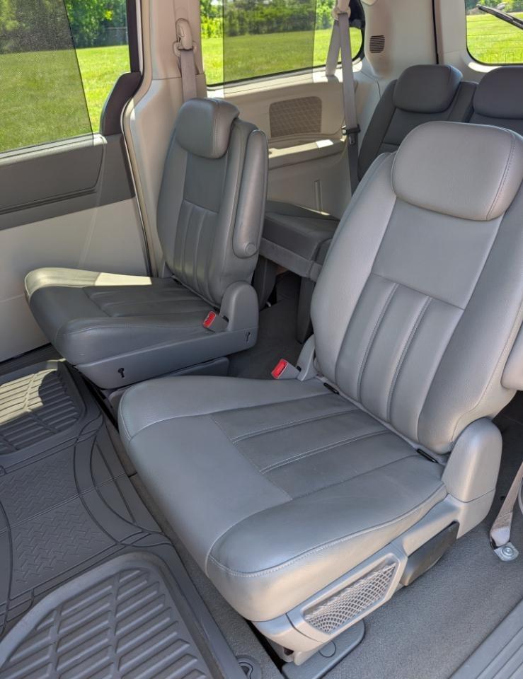 Chrysler Town & Country Touring 2010