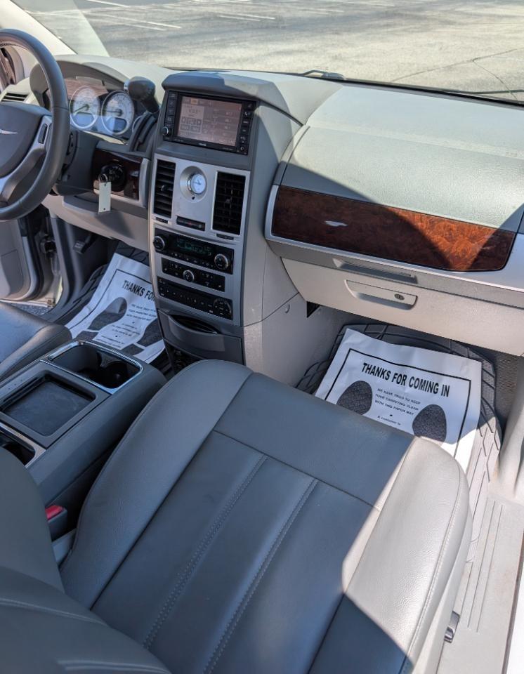Chrysler Town & Country Touring 2010