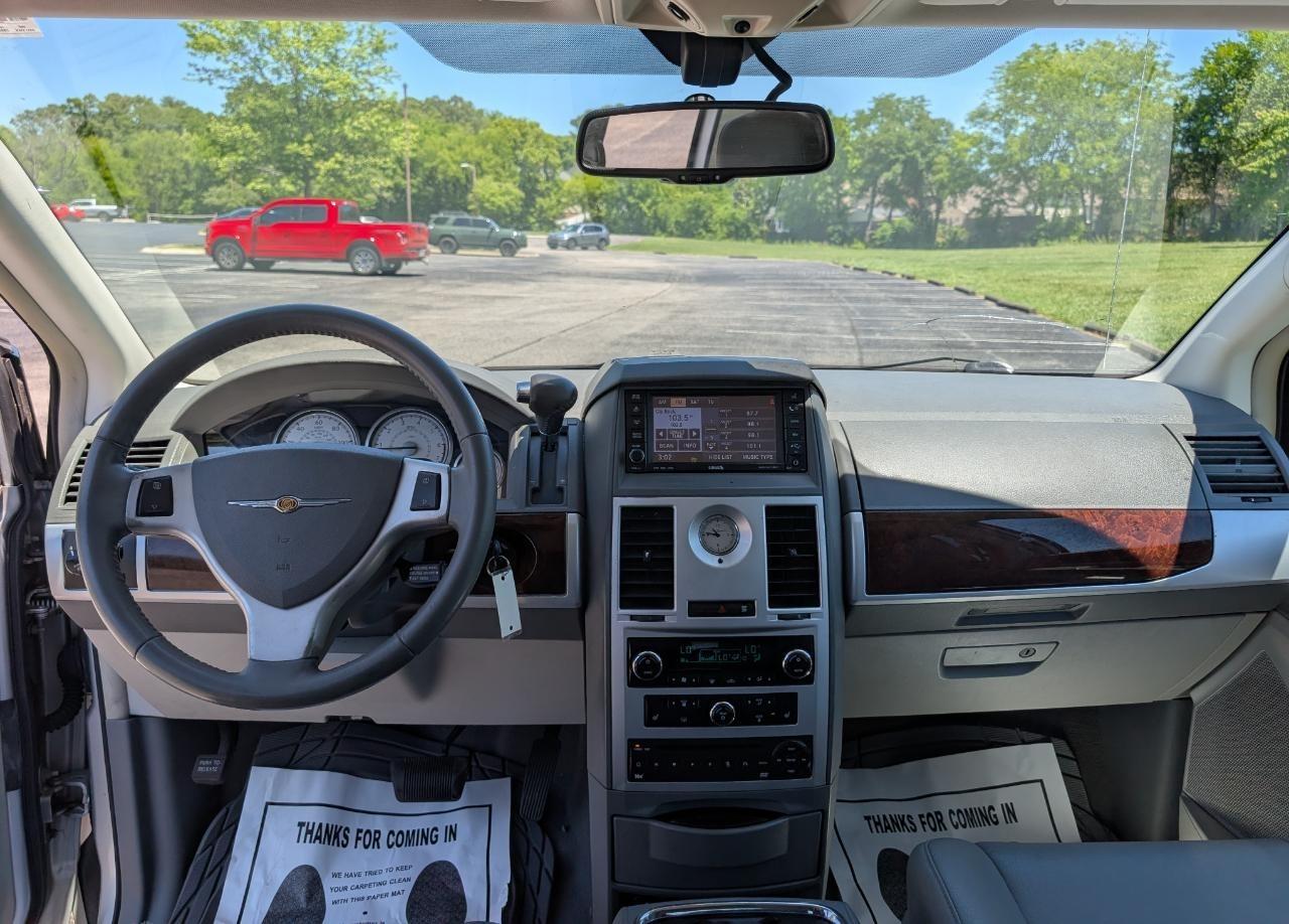 Chrysler Town & Country Touring 2010