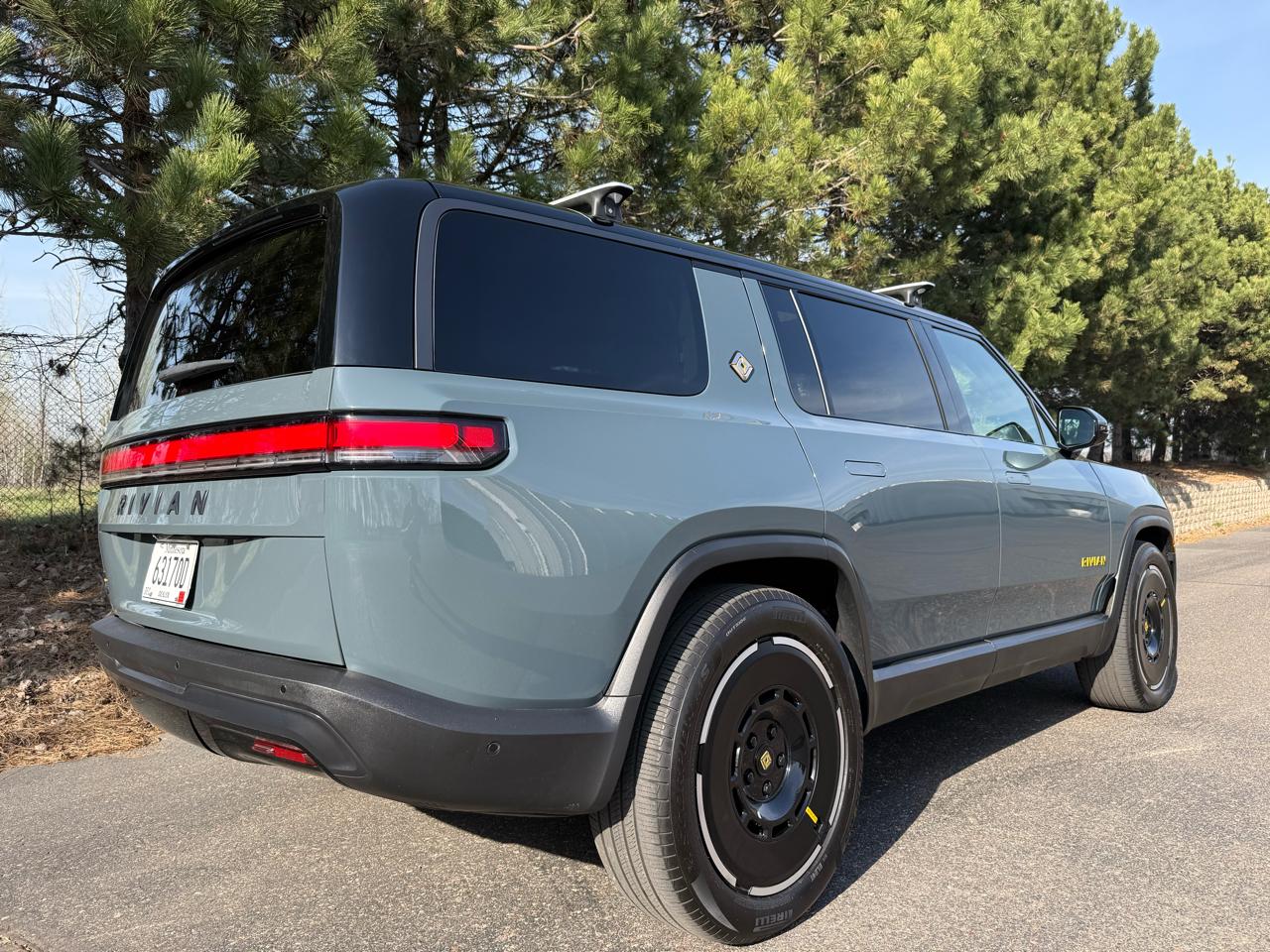 Rivian R1S Ascend Tri Max 2025