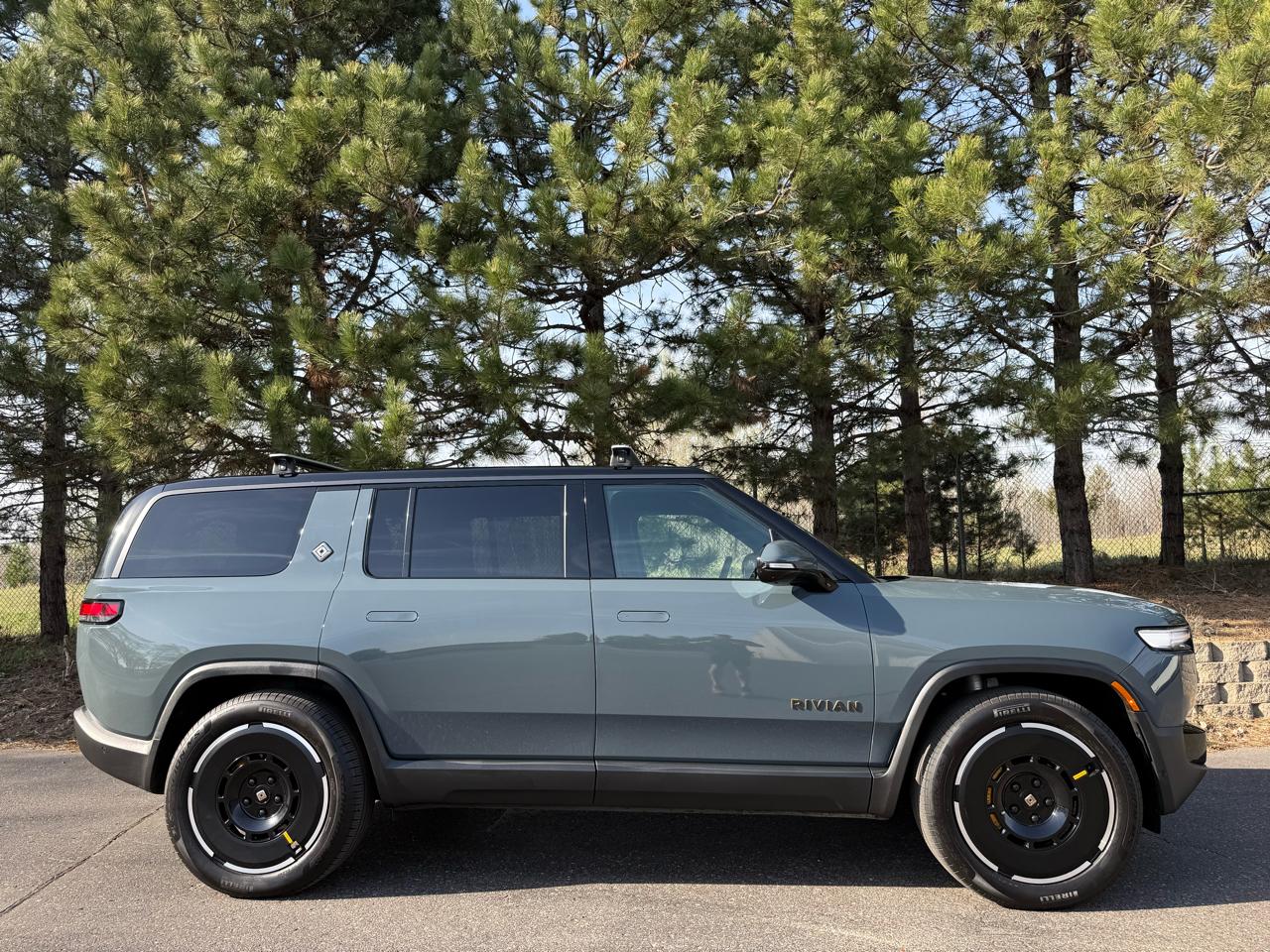 Rivian R1S Ascend Tri Max 2025
