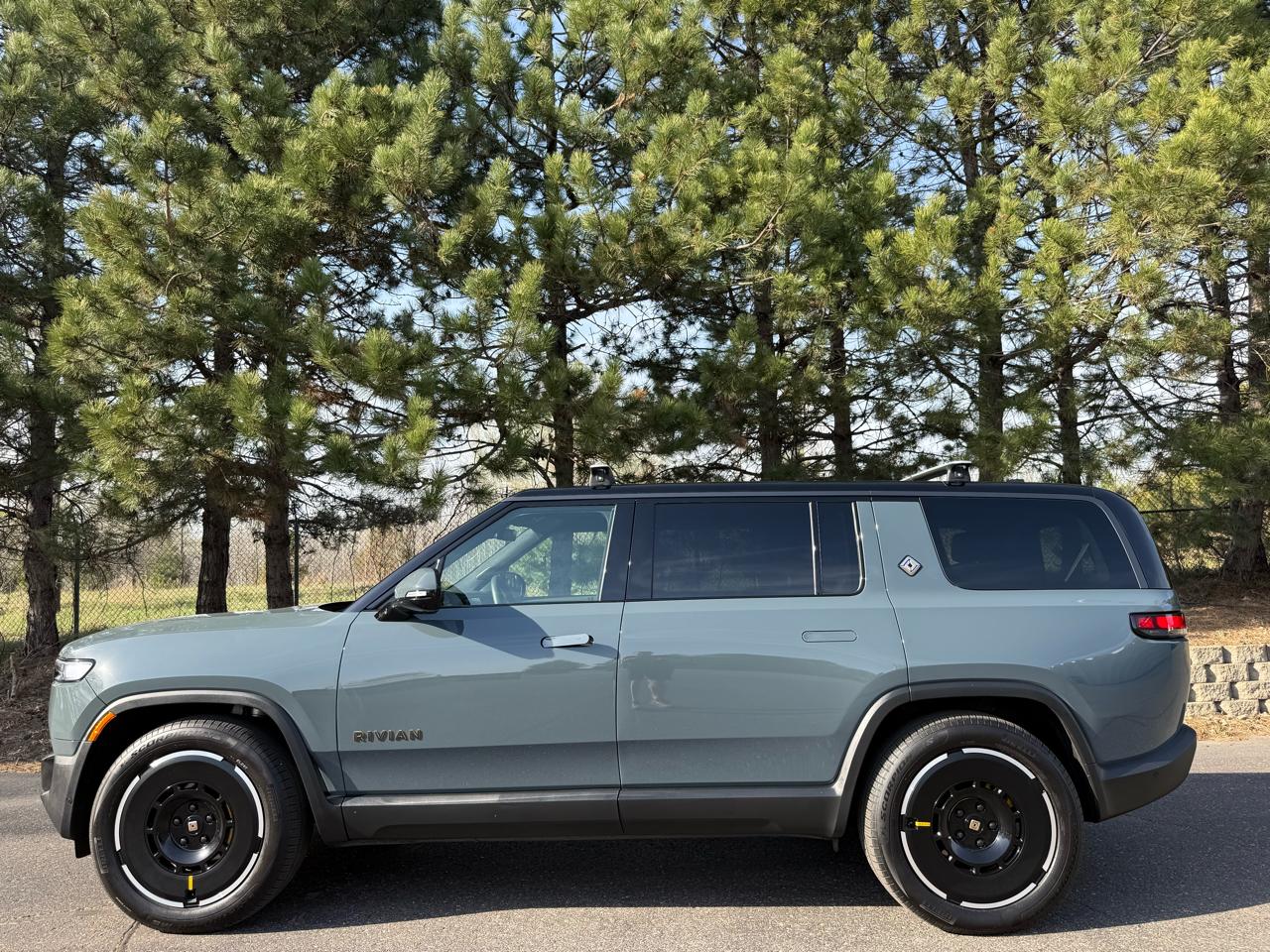 Rivian R1S Ascend Tri Max 2025