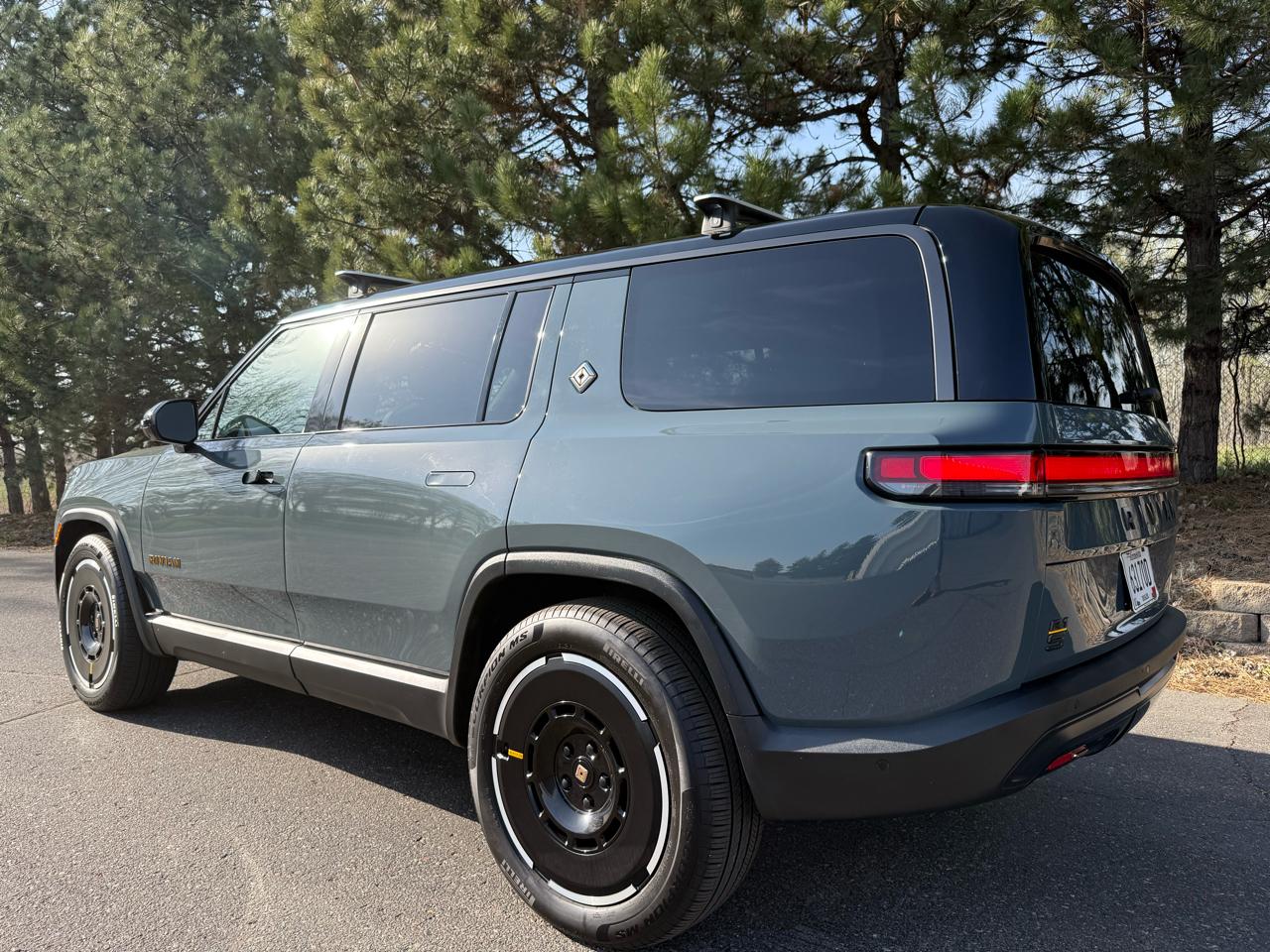 Rivian R1S Ascend Tri Max 2025