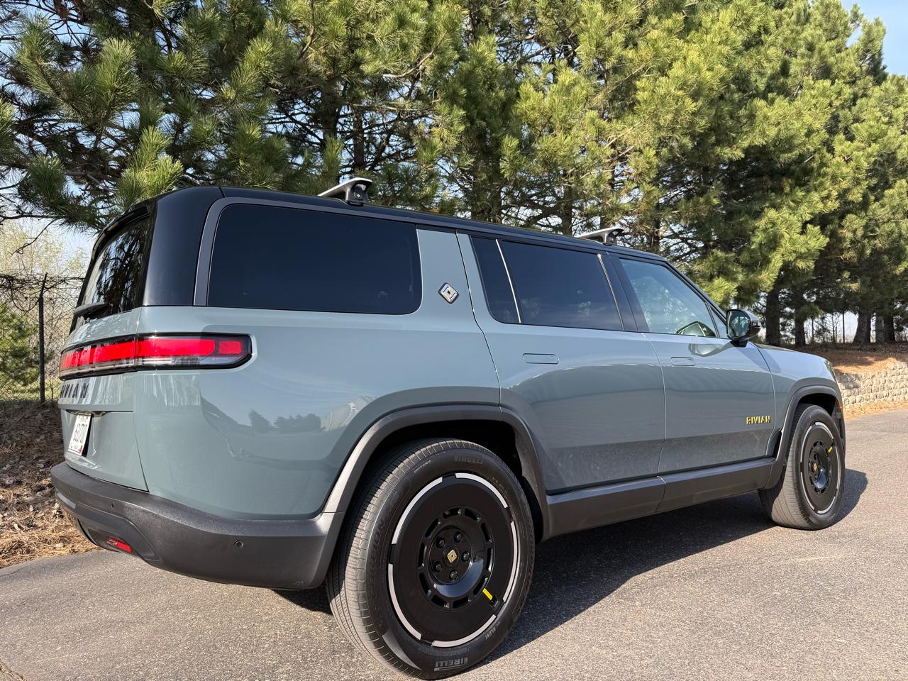 Rivian R1S Ascend Tri Max 2025