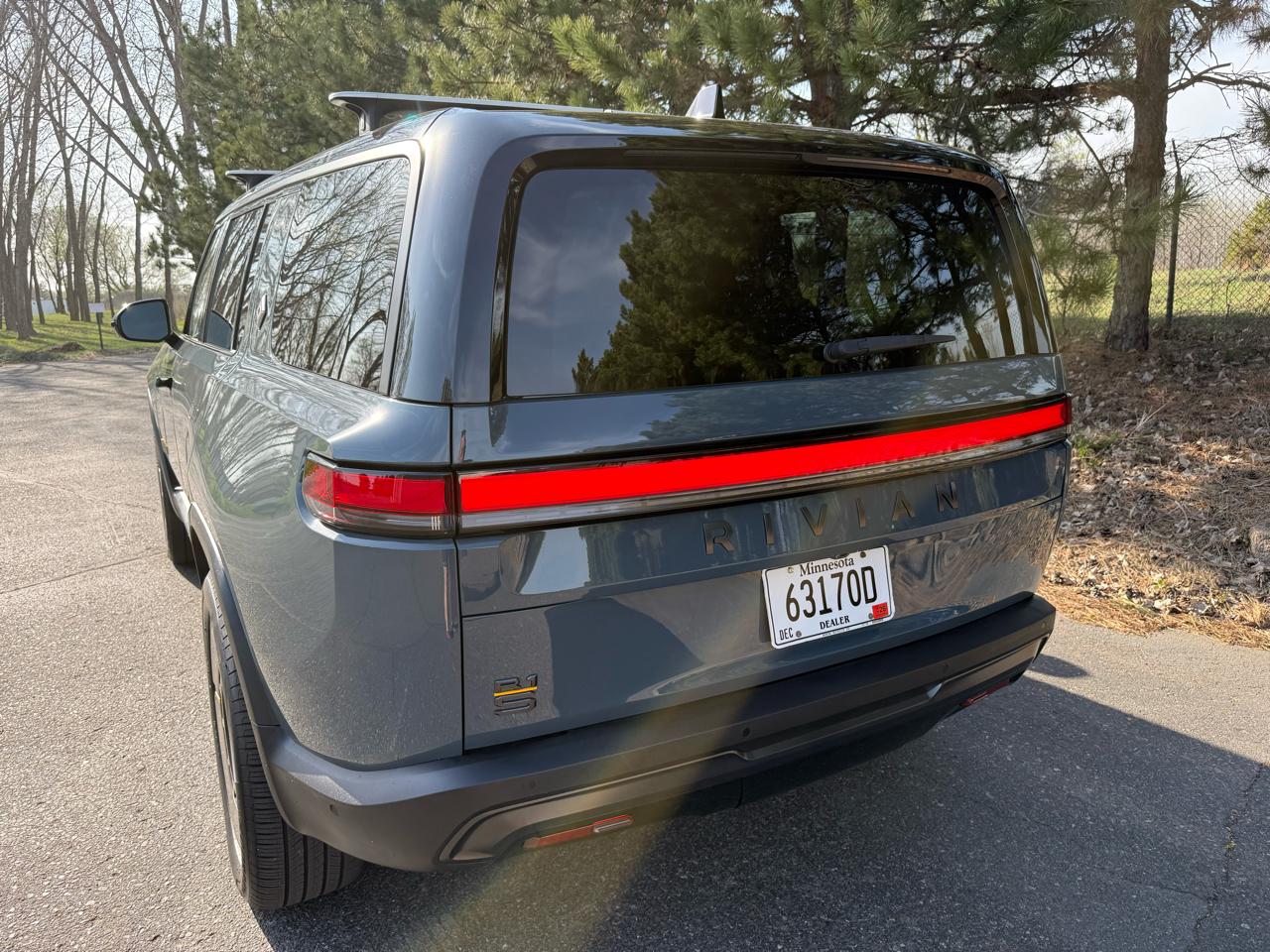 Rivian R1S Ascend Tri Max 2025