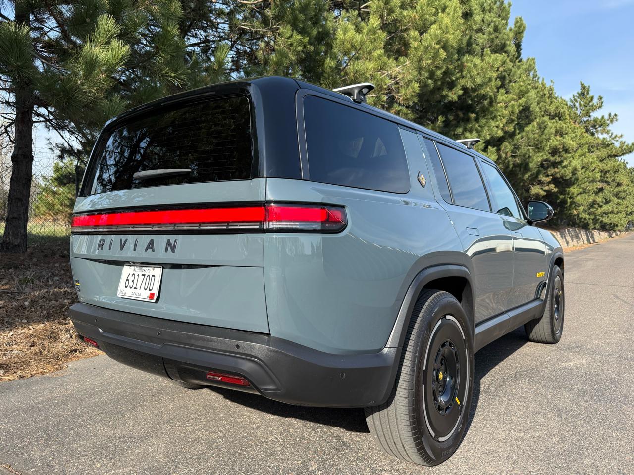 Rivian R1S Ascend Tri Max 2025