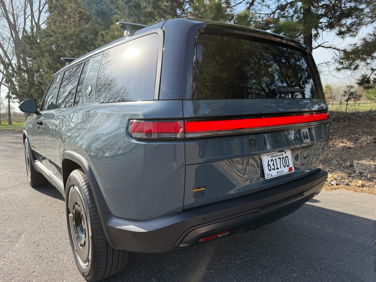 Rivian R1S Ascend Tri Max 2025