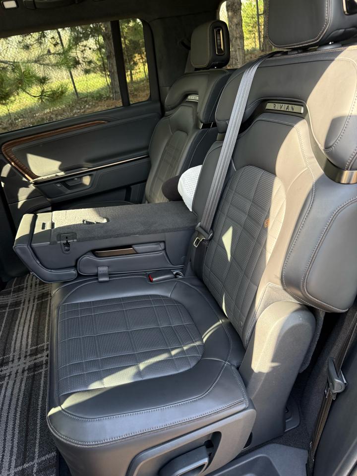 Rivian R1S Ascend Tri Max 2025