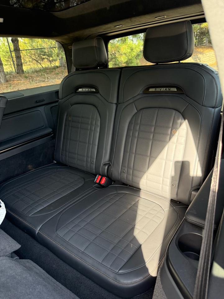 Rivian R1S Ascend Tri Max 2025