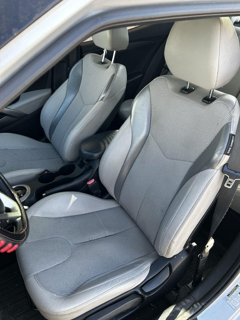 Hyundai Veloster Base 2012