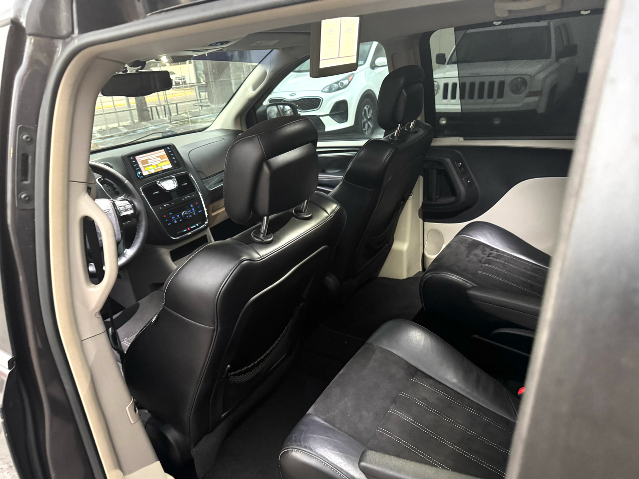 Chrysler Town & Country Limited 2016