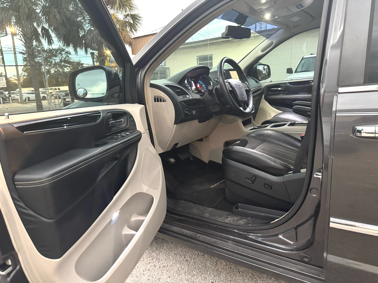 Chrysler Town & Country Limited 2016