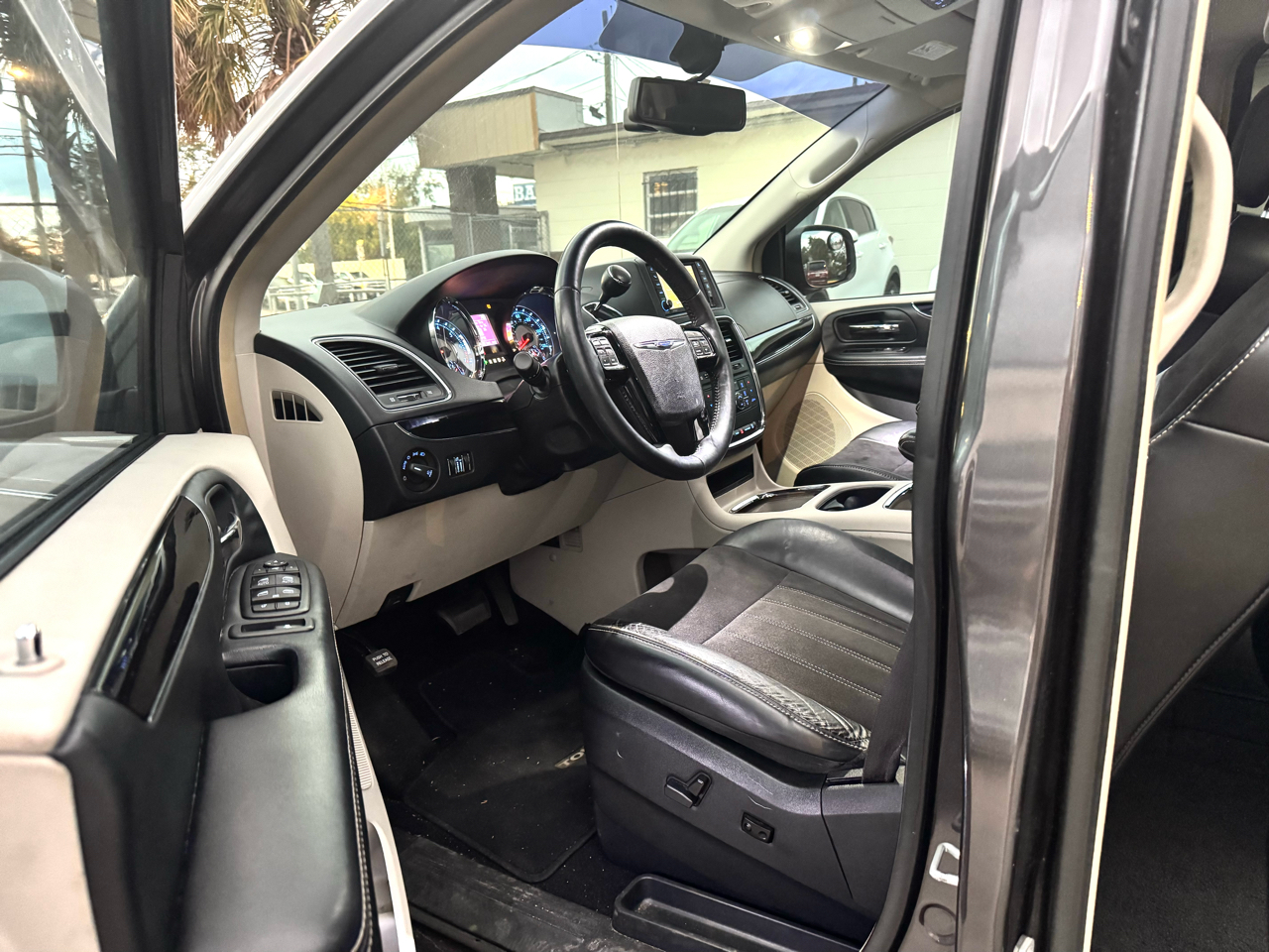 Chrysler Town & Country Limited 2016