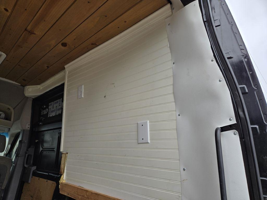Nissan NV Cargo 2500 HD S V8 High Roof 2012